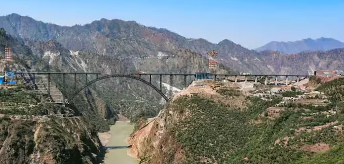 एशिया का सबसे ऊंचा रेल पुल: चिनाब ब्रिज भारत की इंजीनियरिंग शक्ति का जीवंत प्रमाण